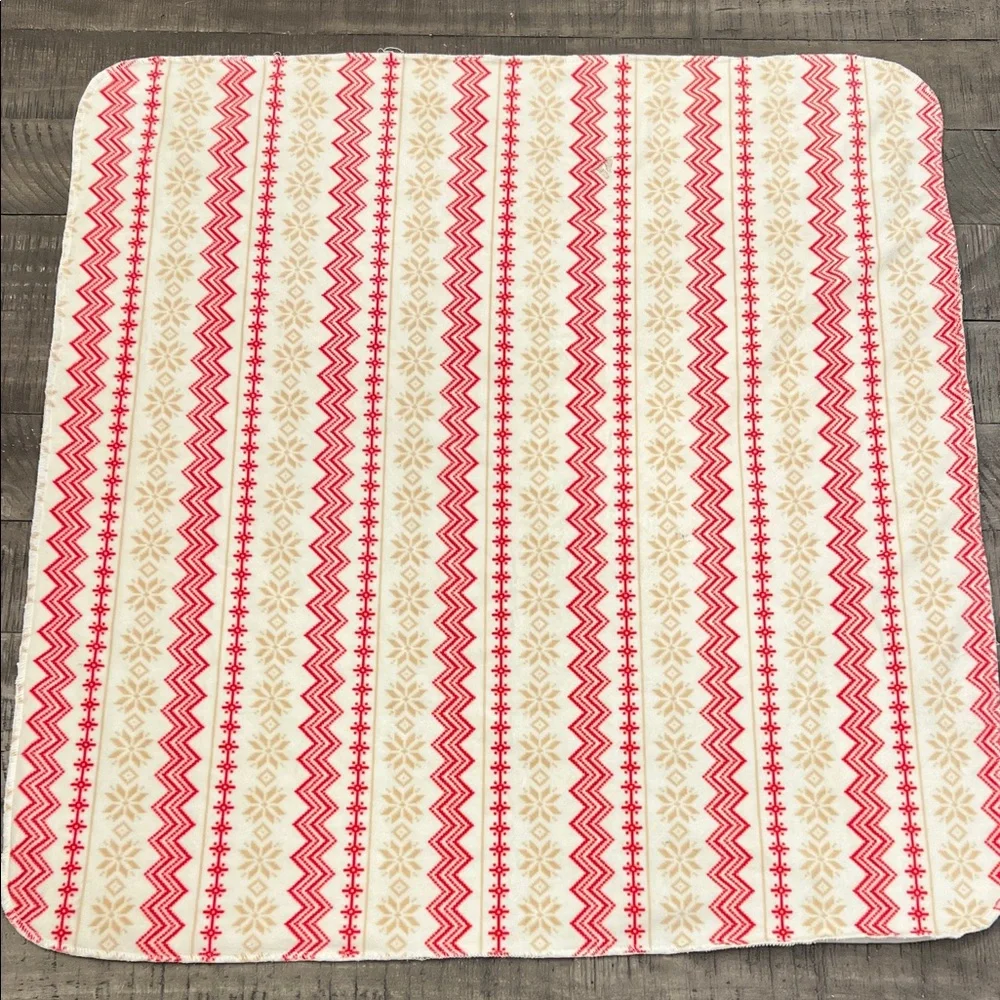 💛 Festive Red and Cream Holiday Blanket